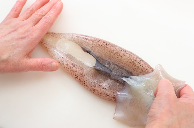 写真：胴の方へ向かって引っ張りながら皮をむく