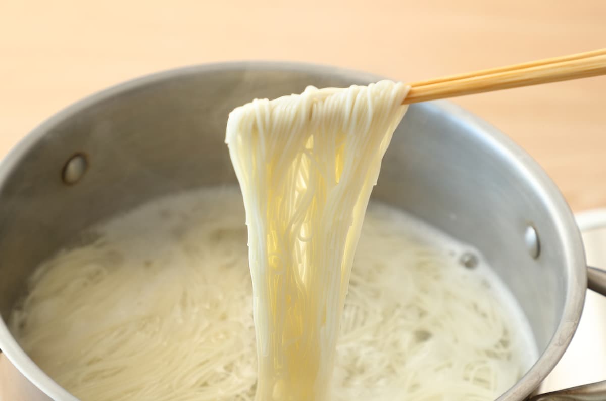 そうめんのおいしいゆで方（茹で方）。くっつかない裏技や「コシ」を出すコツ、レンジの簡単調理も！ 
