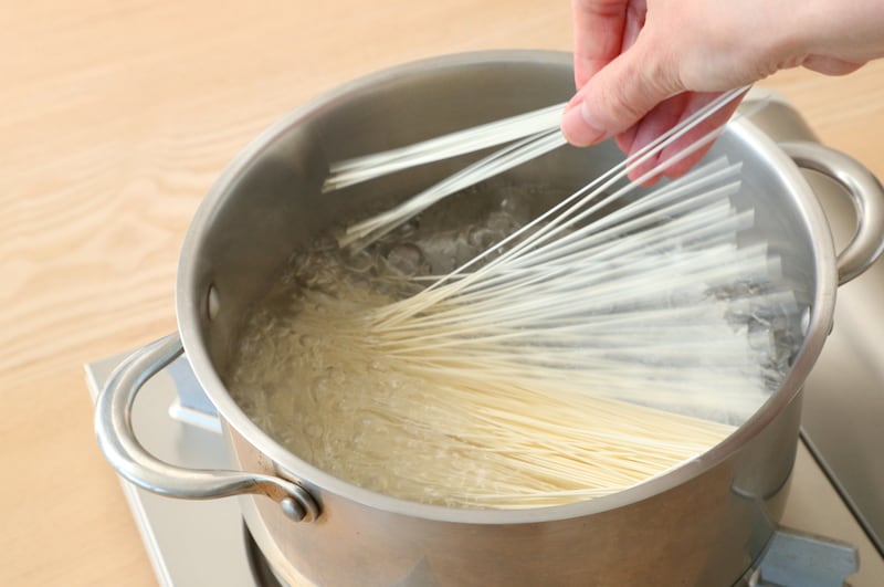 写真：沸騰したお湯にそうめんを入れる