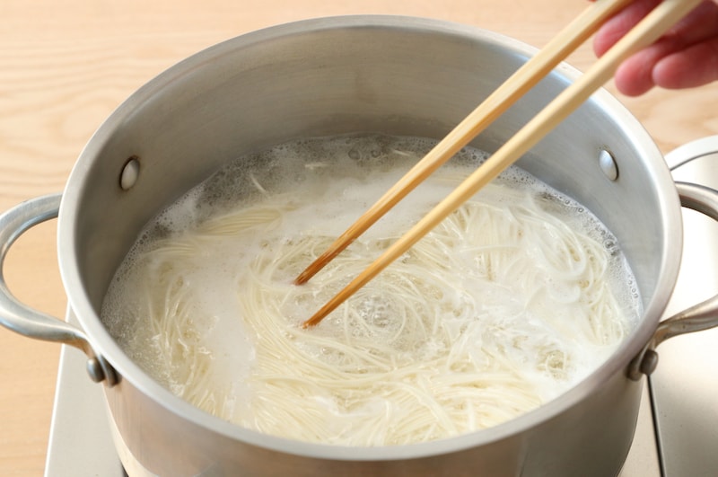 写真：菜箸で軽くかき混ぜる