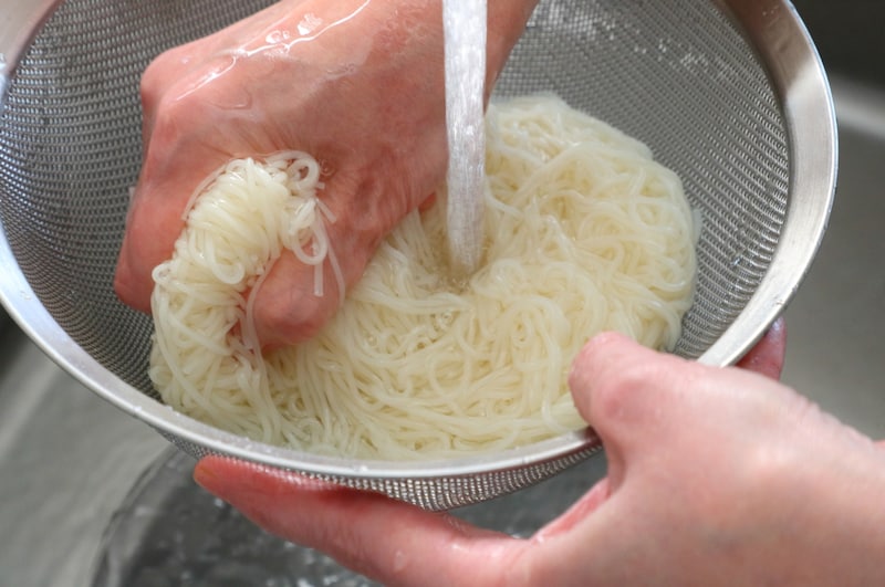 写真：そうめんをもみ洗いする