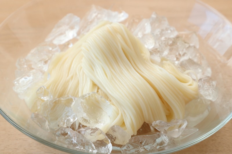 写真：そうめんを盛りつける