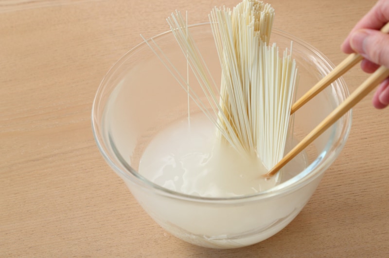 写真：耐熱容器に入れた熱湯の中にそうめんを浸す