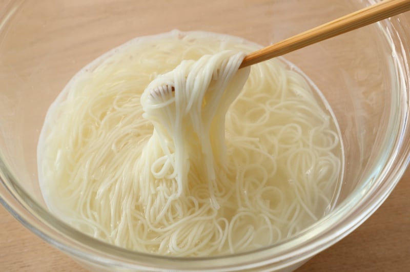 写真：電子レンジで加熱する