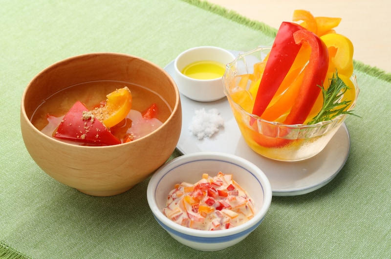 写真：みそ汁、野菜スティック、パプリカを混ぜたマヨネーズ