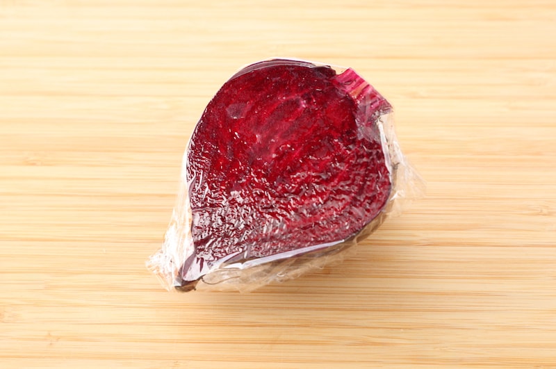 写真：ラップで包んで保存する