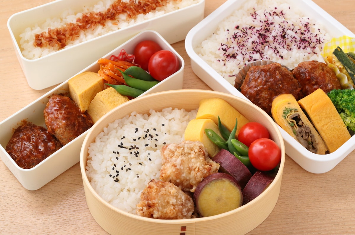 お弁当をおいしそうに見せる詰め方の基本！タイプ別にていねいに解説。彩りのコツも紹介