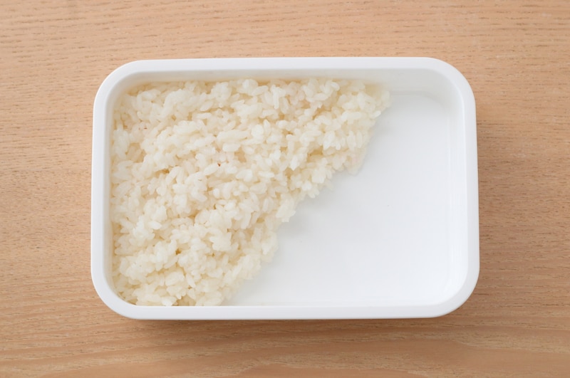 写真：傾斜をつけて、ご飯を詰める