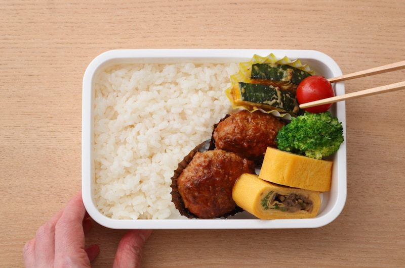 写真：隙間を埋めるように、小さなおかずを詰める