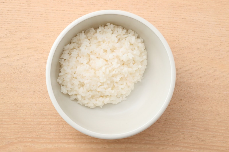 写真：傾斜をつけて、ご飯を詰める
