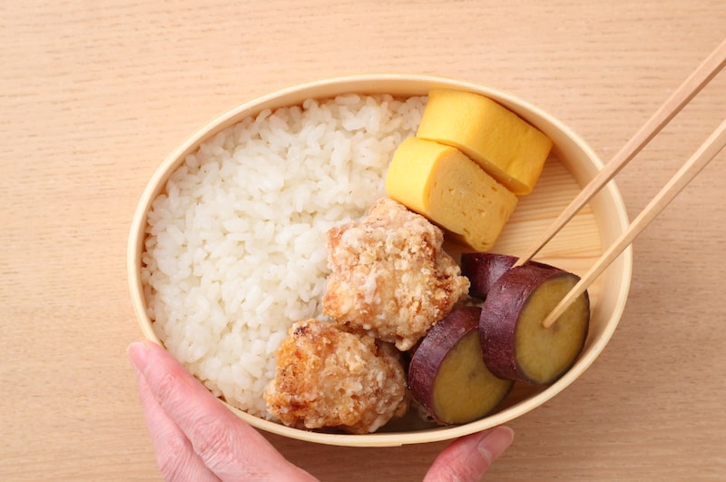 写真：大きいおかずから順に詰めていく