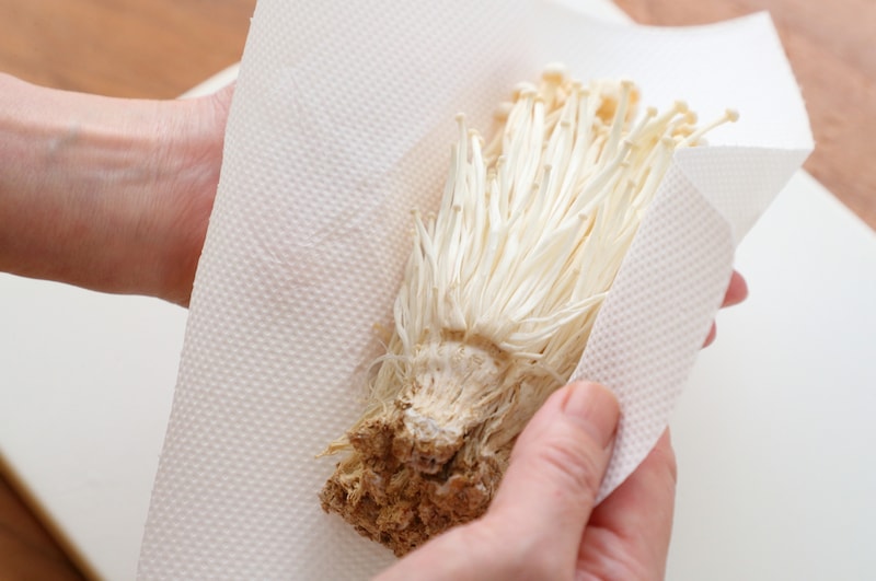 写真：キッチンペーパーで包む