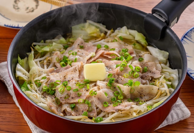ワンパンで！豚バラキャベツのだしバタおかず鍋