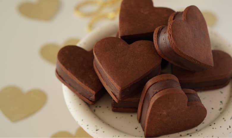 ホットケーキミックスでつくる！ハートのみりんチョコクッキーサンド